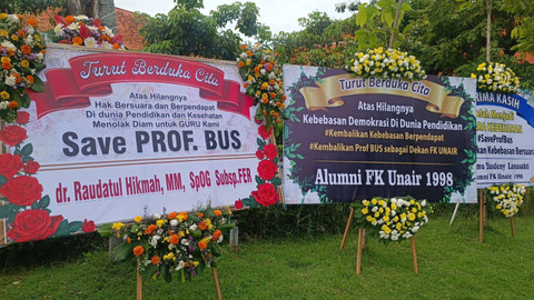 Karangan bunga bela Prof Dr Budi Santoso dr SpOG (K) yang diberhentikan sebagai dekan FK Unair terpasang di halaman depan Kampus A, Unair Surabaya, Kamis (4/7/2024). Foto: Farusma Okta Verdian/kumparan