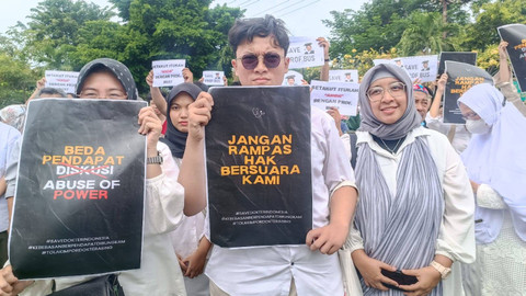 Ratusan mahasiswa, dokter hingga tenaga kesehatan menggelar aksi bela Prof Dr Budi Santoso dr SpOG (K) yang diberhentikan sebagai dekan FK Unair di depan halaman Kampus A, Unair Surabaya, Kamis (4/7/2024). Foto: Farusma Okta Verdian/kumparan
