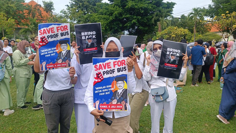 Pengunjuk rasa daru mahasiswa, dokter hingga tenaga kesehatan menggelar aksi bela Prof Dr Budi Santoso dr SpOG (K) yang diberhentikan sebagai dekan FK Unair di depan halaman Kampus A, Unair Surabaya, Kamis (4/7/2024). Foto: Farusma Okta Verdian/kumparan