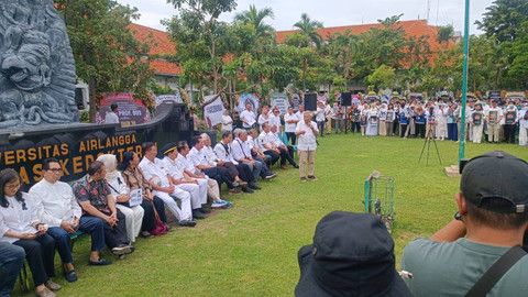 Ratusan mahasiswa, dokter hingga tenaga kesehatan menggelar aksi bela Prof Dr Budi Santoso dr SpOG (K) yang diberhentikan sebagai dekan FK Unair di depan halaman Kampus A, Unair Surabaya, Kamis (4/7/2024). Foto: Farusma Okta Verdian/kumparan