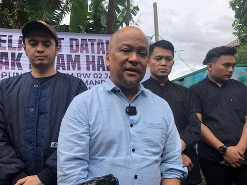 Kandidat Cawagub Jabar Ilham Habibie saat berkunjung ke Bale Sae, Kelurahan Jatihandap, Kecamatan Mandalajati, Bandung, pada Kamis (4/7/2024). Foto: Robby Bouceu/kumparan