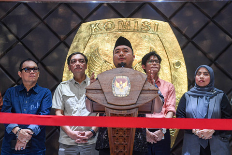Plt Ketua KPU Mochammad Afifuddin bersama Komisioner KPU Parsadaan Harahap, Yulianto Sudrajat, Agus Mellaz, Betty Epsilon memberikan keterangan pers terkait pemilihan petugas pelaksana Ketua KPU di Kantor KPU, Jakarta Pusat, Kamis (4/7/2024). Foto: Muhammad Adimaja/ANTARA FOTO
