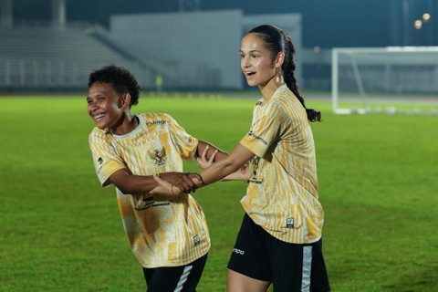 Marsela Awi dan Noa Leatomu dalam latihan Timnas Wanita Indonesia di Stadion Madya GBK, Jakarta, Selasa (2/7/2024). Foto: Timnas Indonesia