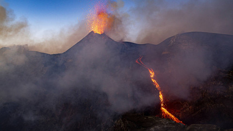 Gunung Etna, gunung berapi paling aktif di Eropa saat mengeluarkan lava, Italia 2 Juli 2024. Foto: REUTERS/Etna Walk/Giuseppe Di Stefano