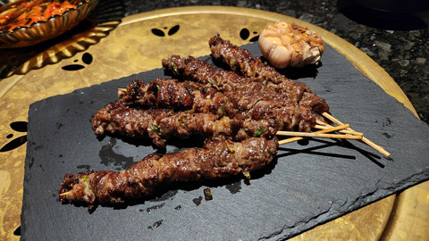 bulgogi sate di restoran Deoun Menteng, Jakarta Pusat (3/7/24). Foto: Azalia Amadea/kumparan 