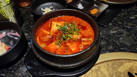sundubu jiggae di restoran Deoun Menteng, Jakarta Pusat (3/7/24). Foto: Azalia Amadea/kumparan 