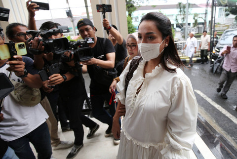 Istri Andrew Andika, Tengku Dewi saat menghadiri sidang cerai di Pengadilan Agama Cibinong, Bogor, Kamis, (4/7/2024).  Foto: Agus Apriyanto