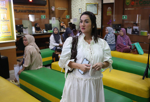 Istri Andrew Andika, Tengku Dewi saat menghadiri sidang cerai di Pengadilan Agama Cibinong, Bogor, Kamis, (4/7/2024).  Foto: Agus Apriyanto