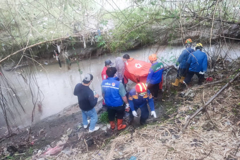 Evakuasi jasad pria tanpa kelamin di aliran Kali Ciliwung, Sukaraja, Kabupaten Bogor.  Foto: Dok. Istimewa