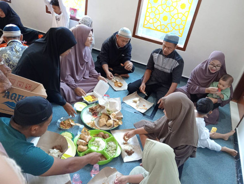 Keluarga Yuna dan Fiki berkumpul dan mulai menyantap sagihan yang dibawa.