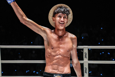 Nabil Anane mengenakan topi jerami seperti Monkey D. Luffy dalam anime One Piece. Foto: ONE Championship
