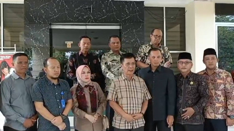 Komisi I DPRD Muaro Jambi, Badan Kepegawaian Daerah (BKD) Muaro Jambi, BKN VII Muaro Jambi, Dinas Pendidikan Muaro Jambi, dan instansi terkait lainnya, mengadakan rapat untuk menyelesaikan permasalahan Asniati (60). Foto: Dok. Istimewa