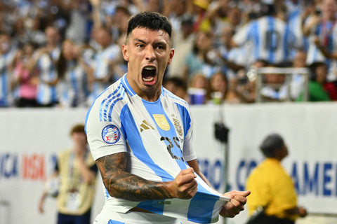 Bek Argentina Lisandro Martinez usai mencetak gol pada babak pertama pertandingan melawan Ekuador di Stadion NRG, Jumat (5/7). Foto: Maria Lysaker-USA TODAY Sports