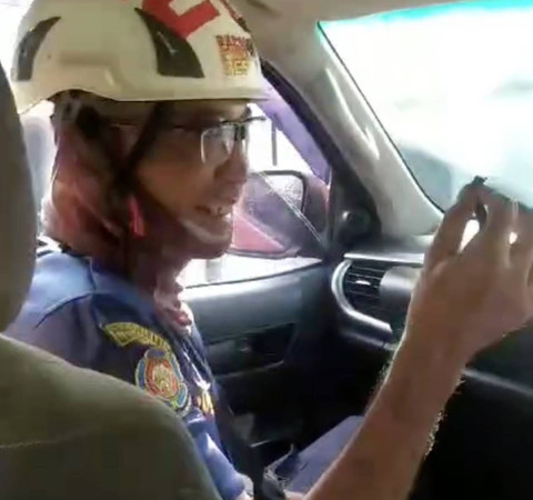 Petugas Damkar Kota Depok menjelaskan peristiwa dan penanganan cepat atas laporan temuan ular. Dok: Damkar Kota Depok