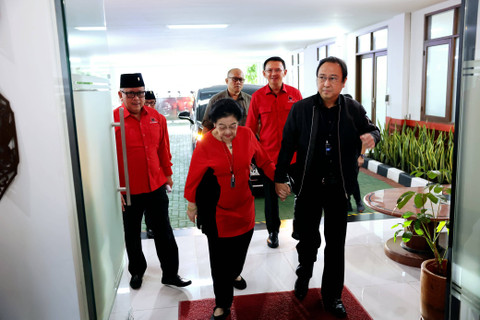 Ketum PDIP Megawati Soekarnoputri tiba di sekolah partai untuk pelantikan dan pengucapan sumpah janji jabatan pengurus dpp partai, Jumat (5/7). Foto: PDIP
