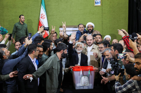 Kandidat presiden Iran Saeed Jalili melambai ke arah kerumunan saat pemilihan presiden putaran kedua antara dia dan Masoud Pezeshkian, di Teheran, Iran, 5 Juli 2024.  Foto: Majid Asgaripour/WANA via Reuters