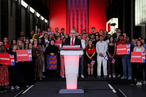 Pemimpin partai Buruh Inggris Keir Starmer memberikan keterangan saat merayakan kemenangannya dalam Pemilu Inggris 2024 di Tate Modern, London, Inggris, Jumat (5/7/2024). Foto: Suzanne Plunkett/ REUTERS