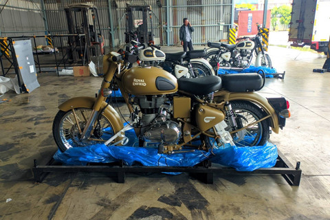 Lelang puluhan unit motor Royal Enfield. Foto: Lelang Raya