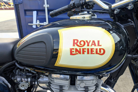 Lelang puluhan unit motor Royal Enfield. Foto: Lelang Raya