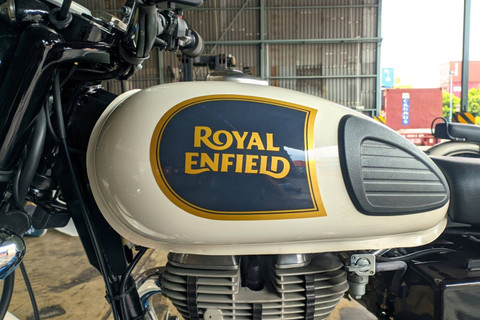 Lelang puluhan unit motor Royal Enfield. Foto: Lelang Raya