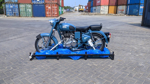 Lelang puluhan unit motor Royal Enfield. Foto: Lelang Raya