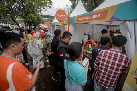 Pengunjung di tenant makanan Wondrfest BNI di GBK, Jumat (5/7/2024). Foto: Jamal Ramadhan/kumparan