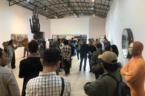 Pengunjung mengamati karya Pameran Tubuh Antroposen yang digelar di Selasar Sunaryo Art Space, Jalan Bukit Pakar Timur, Ciburial, Kecamatan Cimenyan, Bandung, Jumat (5/7/2024). Foto: Robby Bouceu/kumparan