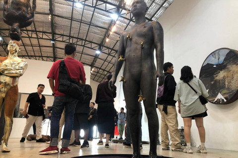 Pengunjung mengamati karya Pameran Tubuh Antroposen yang digelar di Selasar Sunaryo Art Space, Jalan Bukit Pakar Timur, Ciburial, Kecamatan Cimenyan, Bandung, Jumat (5/7/2024). Foto: Robby Bouceu/kumparan