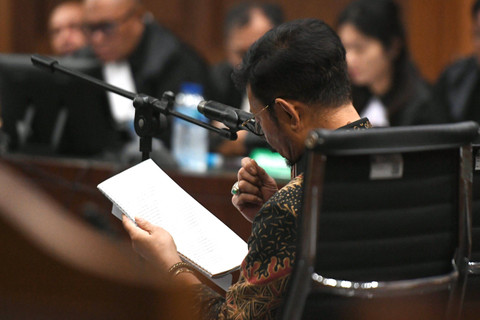 Terdakwa kasus pemerasan dan gratifikasi di Kementerian Pertanian Syahrul Yasin Limpo membacakan nota pembelaan saat menjalani sidang di Pengadilan Tipikor, Jakarta, Jumat (5/7/2024). Foto: Hafidz Mubarak/ANTARA FOTO