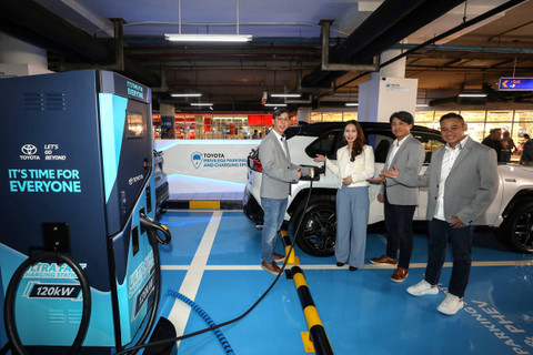 Jajaran direksi PT Toyota-Astra Motor (TAM) dan Pakuwon Group meresmikan Privilege Charging Spot dan Privilege Parking Spot mobil listrik dan PHEV di Gandaria City Mal, Jakarta. Foto: dok. Toyota Astra Motor