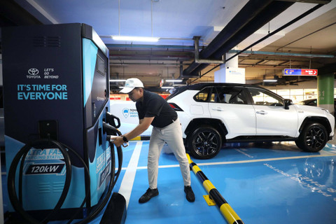 Fasilitas Privilege Charging Spot dan Privilege Parking Spot mobil listrik dan PHEV di Gandaria City Mal, Jakarta. Foto: dok. Toyota Astra Motor