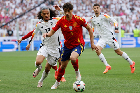Pemain Timnas Jerman Leroy Sane berebut bola dengan pemain Timnas Spanyol Robin Le Normand pada pertandingan perempat final Piala Eropa 2024 di Stuttgart Arena, Stuttgart, Jerman, Jumat (5/7/2024). Foto: Heiko Becker/REUTERS 