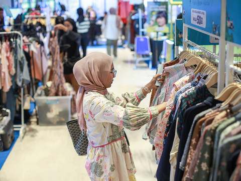 Pengunjung melihat sejumlah koleksi pakaian di Booth pada Blibli Fashion Fest di Urban Forest Cipete, Jakarta Selatan, Jumat (6/7). Foto: Aditia Noviansyah/kumparan