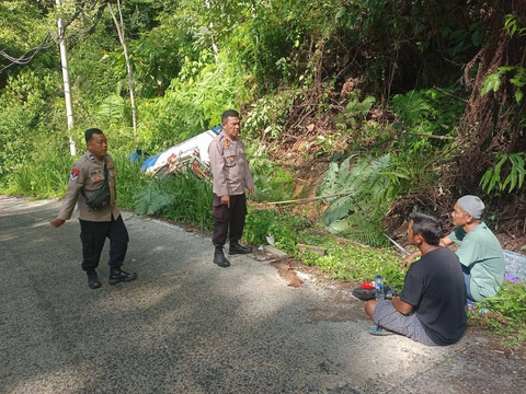 Truk tanki muatan solar mengalami kecelakaan tunggal di kawasan Taman Nasional Bukit Barisan Selatan (TNBBS), tepatnya di tanjakan kapur, wilayah hukum Polsek Bengkunat. | Foto: Dok Polres Pesisir Barat