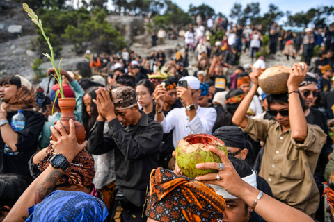 Prosesi Ngalung: Masyarakat adat bersiap untuk mengikuti prosesi Ngalung di Kawah Ratu, Gunung Tangkuban Parahu, Kabupaten Subang, Jawa Barat, Minggu (23/6/2024). Foto: Raisan Al Farisi/ANTARA FOTO