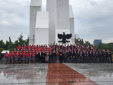 Paguyuban Marga Simbolon yang mengajak masyarakat lintas generasi mengenang jasa pahlawan dengan ziarah ke TMPNU Kalibata, Jumat (5/7).  Foto: Dok. Istimewa