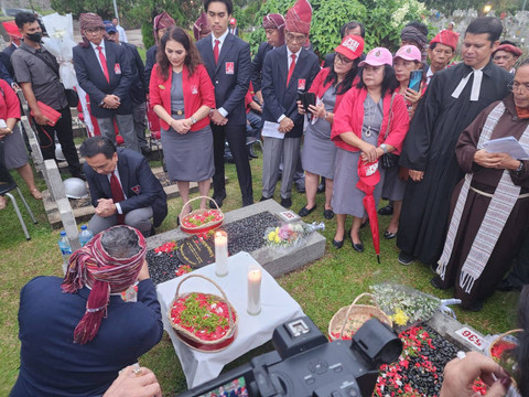 Paguyuban Marga Simbolon yang mengajak masyarakat lintas generasi mengenang jasa pahlawan dengan ziarah ke TMPNU Kalibata, Jumat (5/7).  Foto: Dok. Istimewa