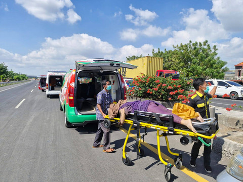 Petugas evakuasi korban kecelakaan beruntun di ruas tol Kebomas, Jawa Timur, Sabtu (6/7). Foto: Dok. PJR Polda Jatim