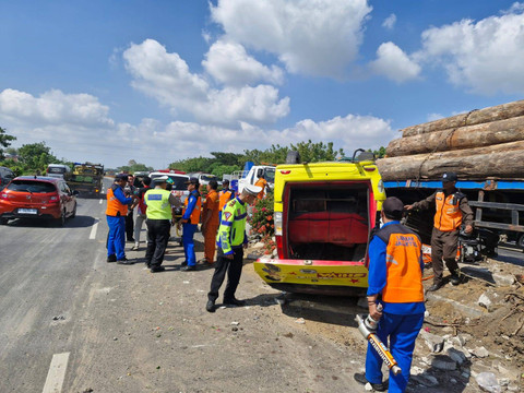 Suasana lokasi kecelakaan beruntun di ruas tol Kebomas, Jawa Timur, Sabtu (6/7). Foto: Dok. PJR Polda Jatim