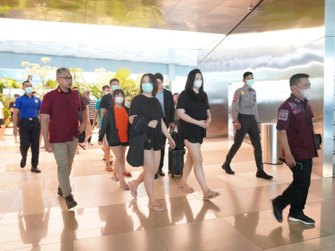 Sebanyak 13 WNA asal Taiwan di deportasi oleh Ditjen Imigrasi, Kamis (4/7). Foto: Dok. Imigrasi