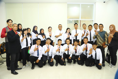 Wakil Menaker Afriansyah Noor bersama calon PMI dalam Penandatanganan Komitmen Bersama dengan BP3MI DIY, Jawa Tengah, dan Jawa Timur di BPVP Surakarta Jawa Tengah, Jumat (5/7/2024). Foto: Dok. Kemnaker