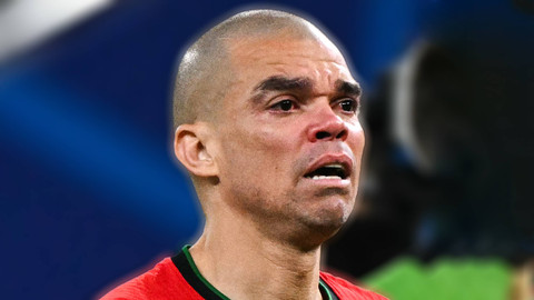 Bek Portugal Pepe menangis di akhir pertandingan sepak bola perempat final UEFA Euro 2024 antara Portugal dan Prancis di Volksparkstadion di Hamburg pada 5 Juli 2024. Foto: JAVIER SORIANO / AFP