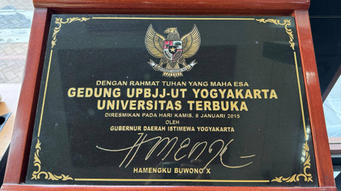 Piagam peresmian gedung UT Yogyakarta oleh Gubernur Daerah Istimewa Yogyakarta, Hamengku Buwono X. Foto: Arif UT/Pandangan Jogja