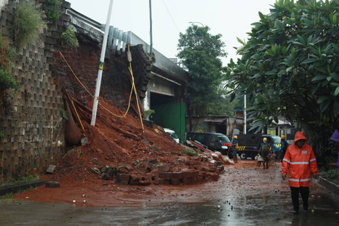Kondisi tanggul tol JORR yang longsor di kawasan Bintaro, Jakarta, Sabtu (6/7/2024).  Foto: Aditia Noviansyah/kumparan