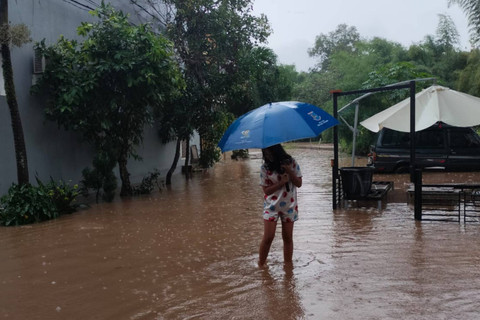Banjir karena curah hujan tinggi di Kelurahan Jelupang, kecamatan Serpong Utara, Tangerang Selatan, Sabtu (6/7/2024). Foto: Dok. Istimewa