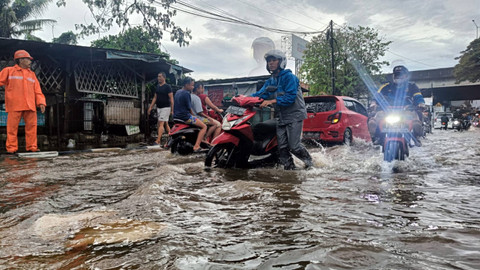 Pengendara melintasi banjir setinggi hingga 40 cm akibat luapan Kali Keungan, Pasanggrahan, Jakarta Selatan, Sabtu (6/7/2024). Foto: Aditia Noviansyah/kumparan