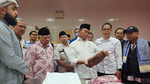 Menteri Koordinator Bidang Pembangunan Manusia dan Kebudayaan (Menko PMK) Muhadjir Effendy mengunjungi pengepakan daging dam jemaah haji Indonesia di Makkah, Jumat (5/7/2024). Foto: Dok MCH 2024