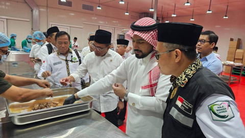 Menteri Koordinator Bidang Pembangunan Manusia dan Kebudayaan (Menko PMK) Muhadjir Effendy mengunjungi pengepakan daging dam jemaah haji Indonesia di Makkah, Jumat (5/7/2024). Foto: Dok MCH 2024