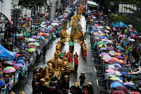 Peserta mengikuti karnaval kebudayaan saat pelaksanaan Asia Africa Festival 2024 di jalan Asia Afrika, Bandung, Jawa Barat, Sabtu (6/7/2024). Foto: Novrian Arbi/ANTARA FOTO