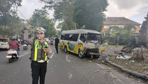 Kecelakaan mobil-mikrobus di simpang empat Jalan Raya Puputan-Jalan Tukad Gangga, Kota Denpasar, Sabtu (6/7/2024). Foto: Dok. Polresta Denpasar
